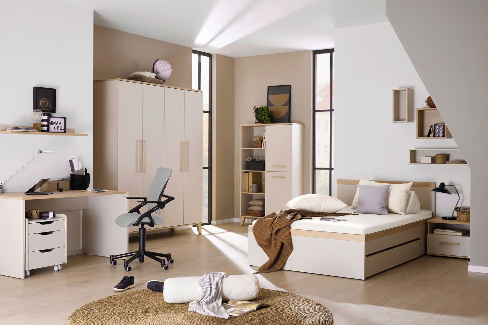 Modernes Schlafzimmer mit hellem Standregal, Schreibtisch und Bett, seitliche Perspektive