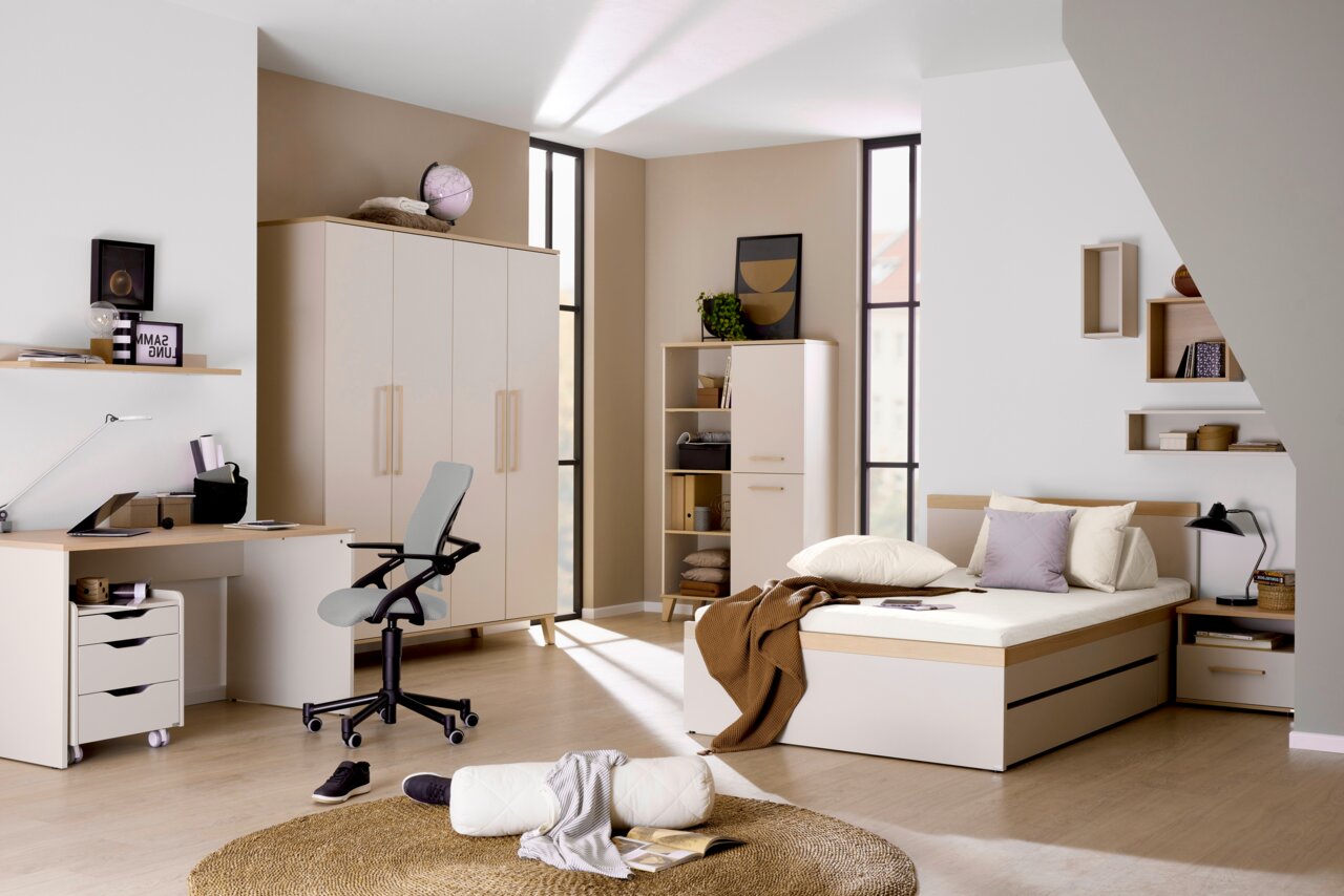 Modernes Schlafzimmer mit hellem Standregal, Schreibtisch und Bett, seitliche Perspektive