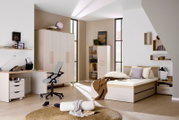 Modernes Schlafzimmer mit hellem Standregal, Schreibtisch und Bett, seitliche Perspektive