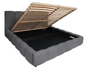 Graues Polsterbettgestell mit hochgeklapptem Lattenrost, seitliche Perspektive