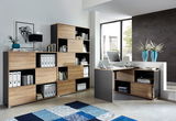 Moderne Büromöbelkombination mit Schreibtisch und Schiebetürenregalen in Holzoptik, seitliche Perspektive