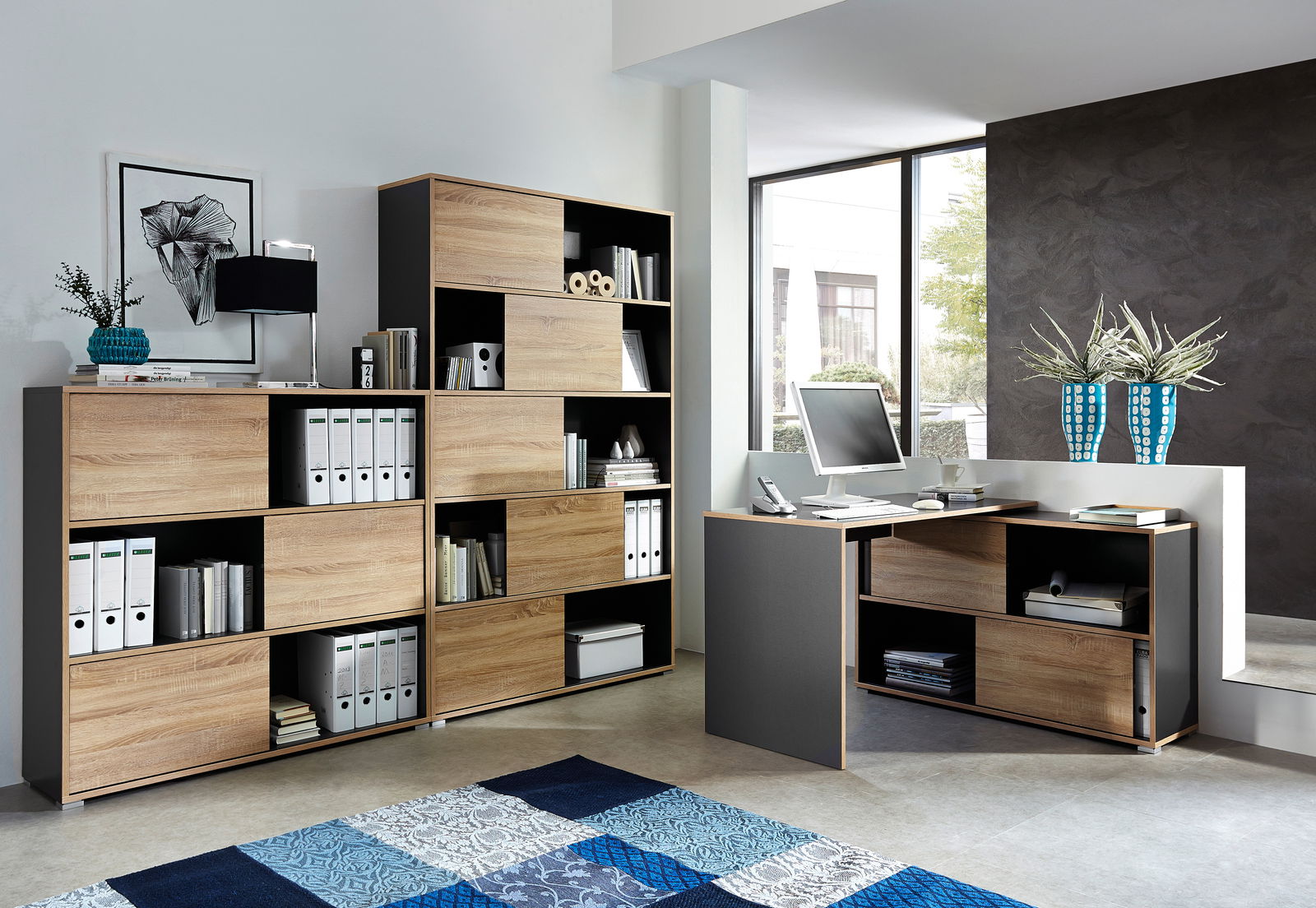 Moderne Büromöbelkombination mit Schreibtisch und Schiebetürenregalen in Holzoptik, seitliche Perspektive