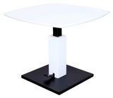 Moderner Couchtisch mit quadratischer weißer Tischplatte und schwarzem Sockel, seitliche Perspektive