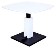 Moderner Couchtisch mit quadratischer weißer Tischplatte und schwarzem Sockel, seitliche Perspektive