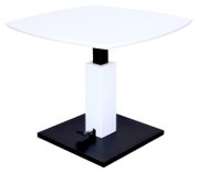 Moderner Couchtisch mit quadratischer weißer Tischplatte und schwarzem Sockel, seitliche Perspektive
