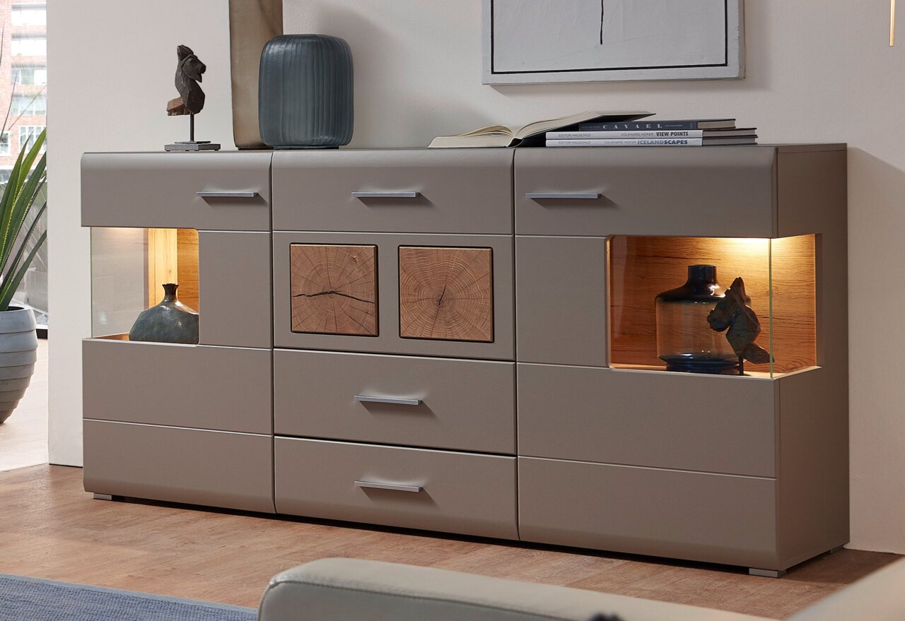 Modernes Sideboard mit dekorativen Holzeinsätzen und beleuchteten Fächern, seitliche Perspektive