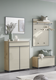 Modernes Flur-Set mit Schuhschrank, Sitzbank und Wandgarderobe in Holzoptik und hellen Fronten, frontal in leichter Schrägansicht fotografiert.
