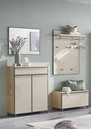 Modernes Flur-Set mit Schuhschrank, Sitzbank und Wandgarderobe in Holzoptik und hellen Fronten, frontal in leichter Schrägansicht fotografiert.