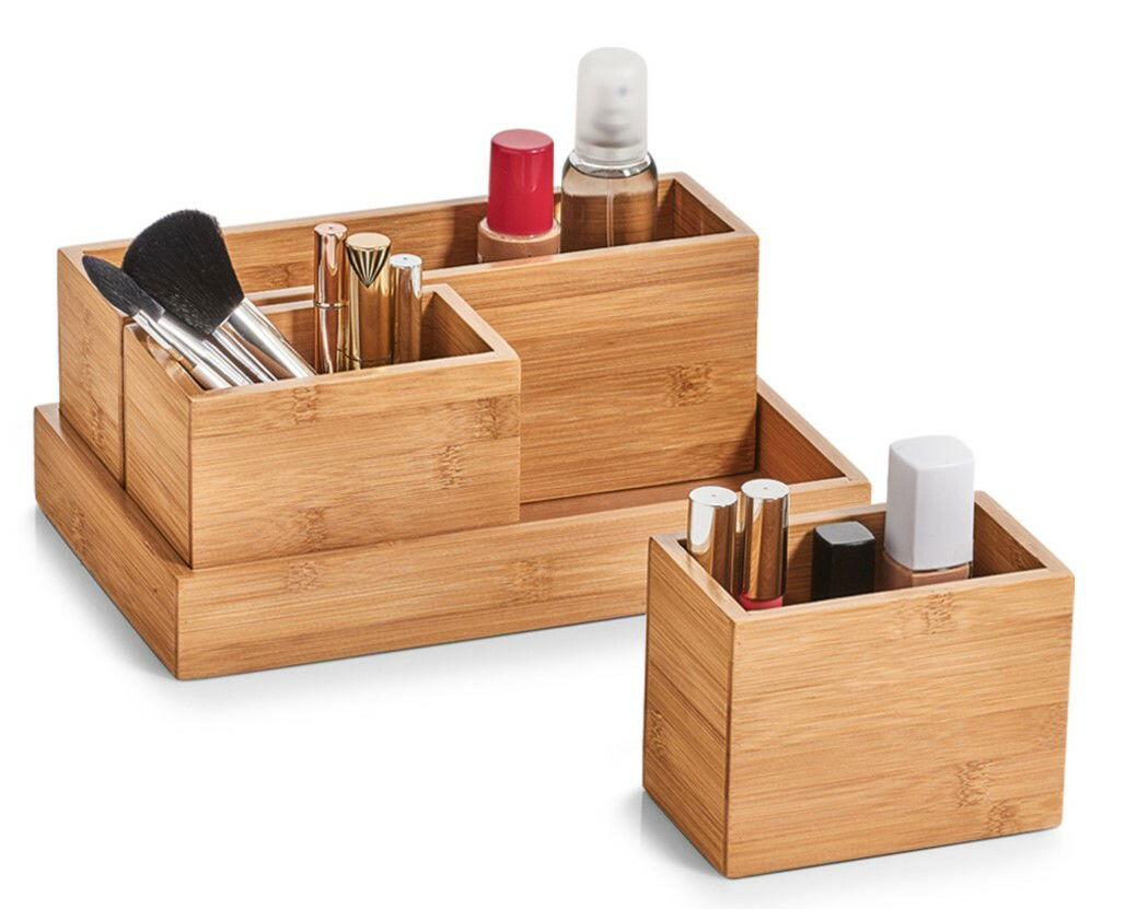 Organizer-Set aus Bambus, 4-teilig, mit verschiedenen Fächern für Kosmetikartikel, aus seitlicher Perspektive fotografiert.