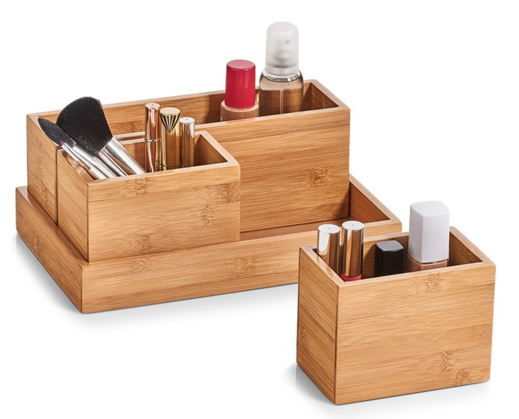 Organizer-Set aus Bambus, 4-teilig, mit verschiedenen Fächern für Kosmetikartikel, aus seitlicher Perspektive fotografiert.