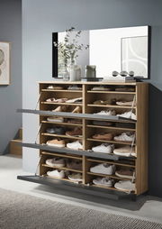 Moderner XL-Schuhschrank aus Holz mit mehreren Klappfächern, gefüllt mit verschiedenen Schuhen, in einer stilvollen Raumumgebung. Frontalansicht.