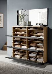 Moderne XL-schoenenkast van hout met meerdere klapvakken, gevuld met diverse schoenen, in een stijlvolle interieuromgeving. Vooraanzicht.