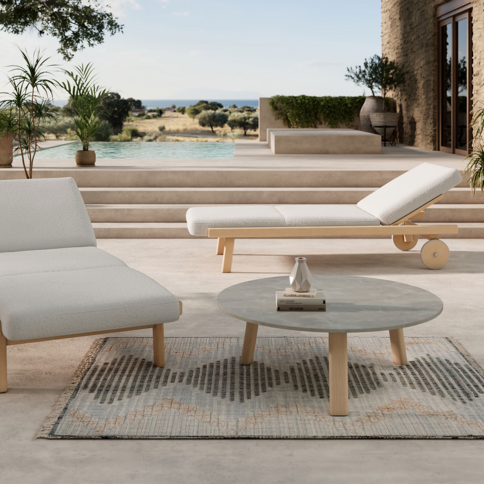 Dieter Knoll Ligstoel MARI Moderne Gartenlounge mit einem runden Tisch und einer Sonnenliege in einem eleganten Außenbereich mit Pool im Hintergrund, seitliche Perspektive.