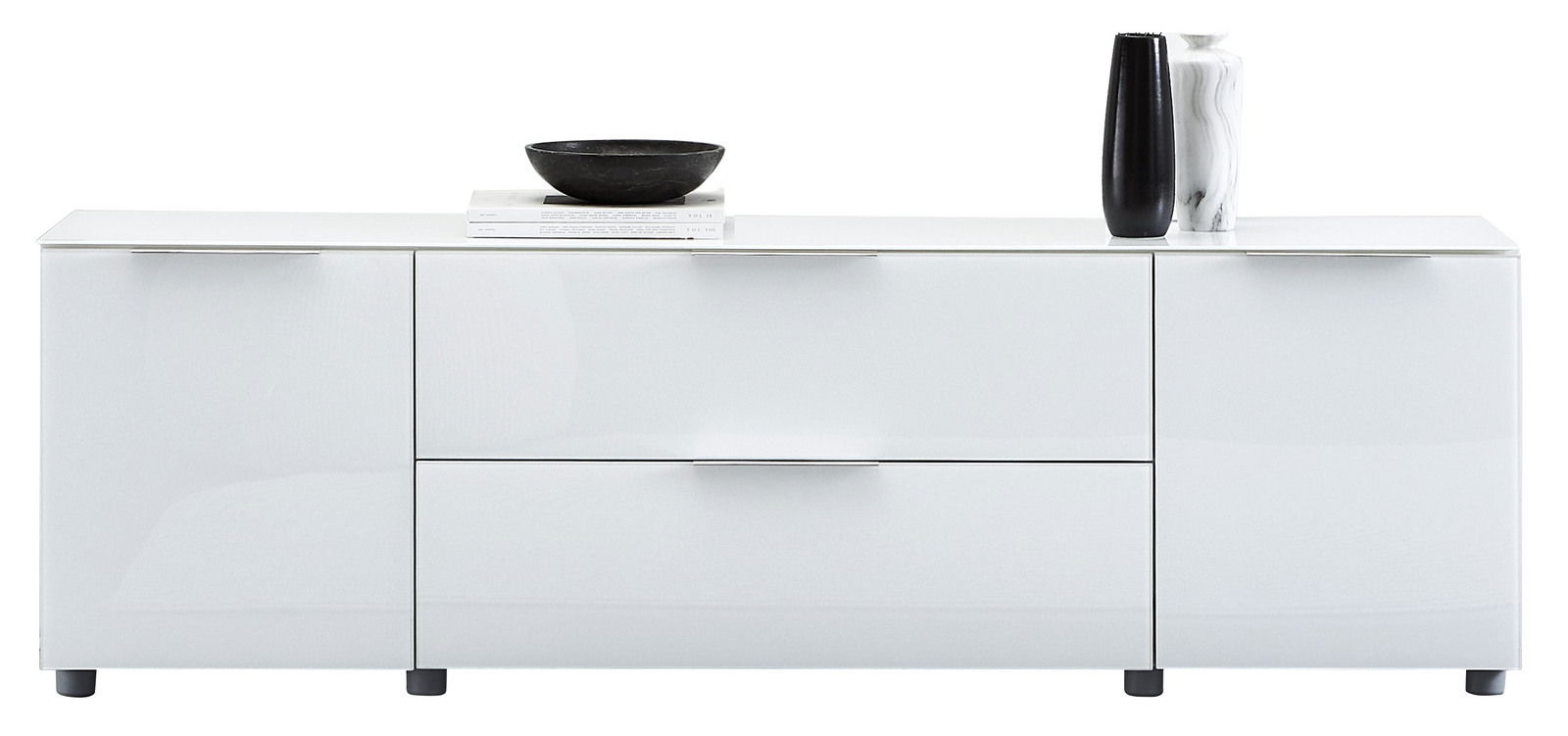 Weißes TV-Lowboard mit zwei Türen und zwei Schubladen, frontal fotografiert, dekoriert mit einer schwarzen Schale und einer Vase.