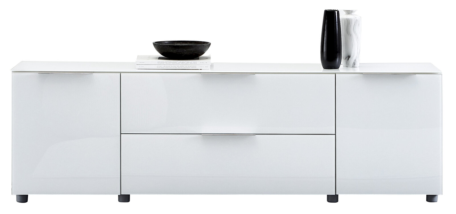 Weißes TV-Lowboard mit zwei Türen und zwei Schubladen, frontal fotografiert, dekoriert mit einer schwarzen Schale und einer Vase.