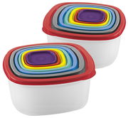Zwei Sets von ineinander gestapelten Frischhaltedosen mit bunten Deckeln, aus der Vogelperspektive fotografiert.