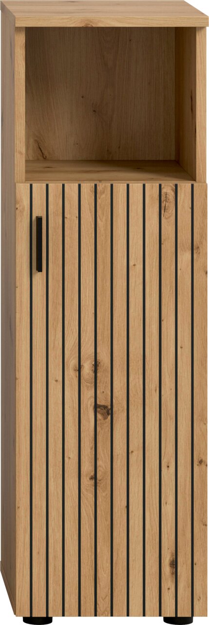 Hoher Holzschrank in Eiche-Optik mit offenem Fach oben und geriffelter Türfront mit schwarzen Akzentstreifen und schwarzem Griff, Frontansicht