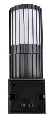 Moderne Aussenwandleuchte in schwarzem Gehäuse mit vertikalen Streben, Frontalansicht