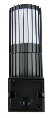 Moderne Aussenwandleuchte in schwarzem Gehäuse mit vertikalen Streben, Frontalansicht