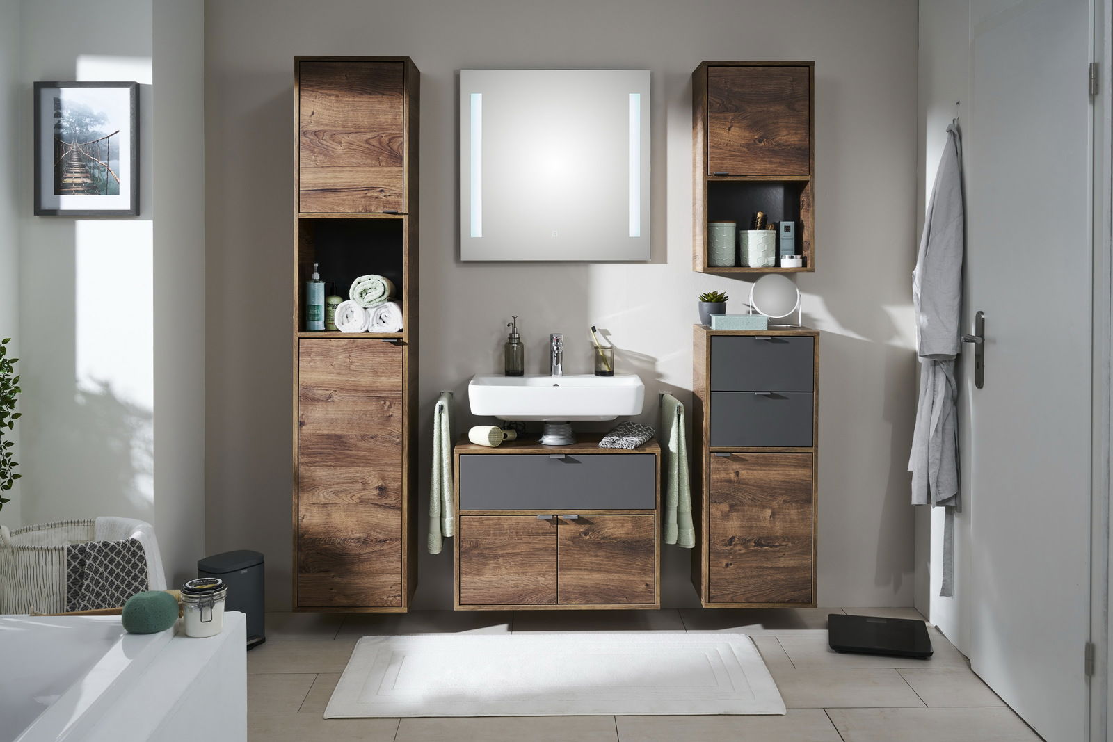 Moderner LED-Spiegel in einem stilvollen Badezimmer, frontal betrachtet, umgeben von Holzschränken und einem Waschbecken.