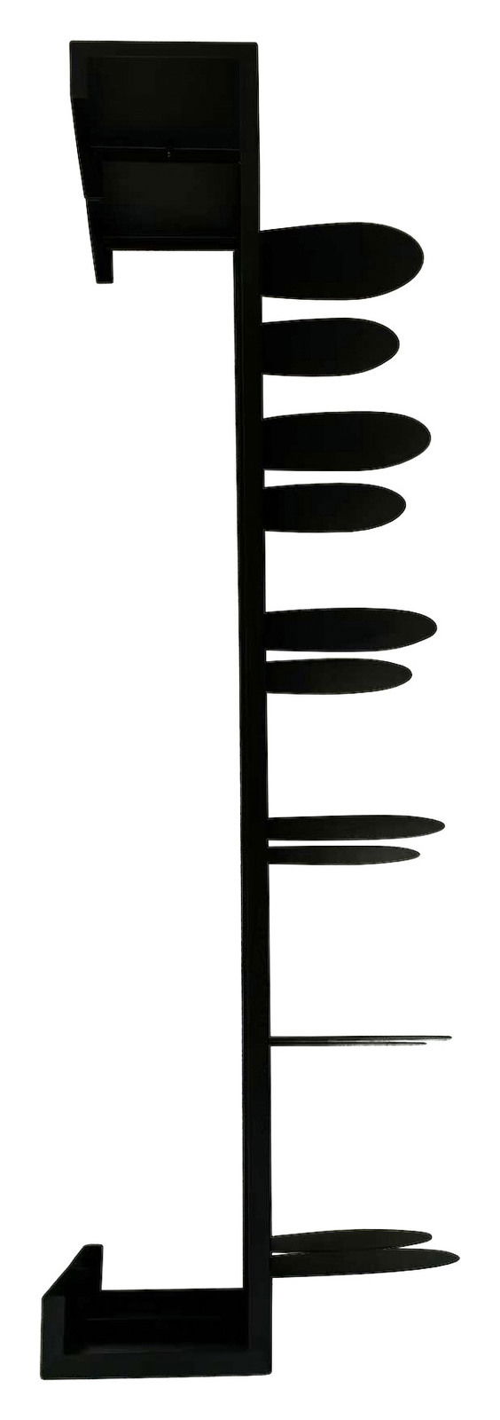 Seitenansicht eines schwarzen Schuhregals mit mehreren ovalen Ablagen.