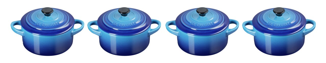LE CREUSET Mini-Cocotte 4er-Set 10cm AZURE Vierer-Set Mini Cocotte in Azure-Blau, von schräg oben fotografiert.