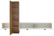 Frontale Ansicht einer modernen Wandkombination mit einem hohen, offenen Holzschrank und zwei weißen, horizontalen Klappfächern.