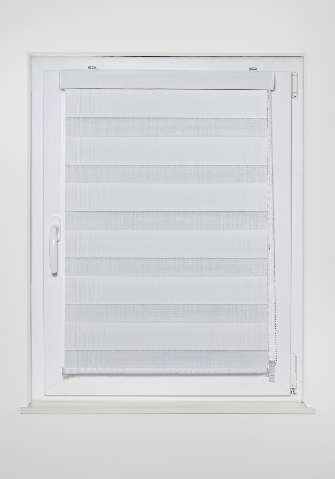 Doppelrollo mit Blende in einem Fensterrahmen, Frontalansicht