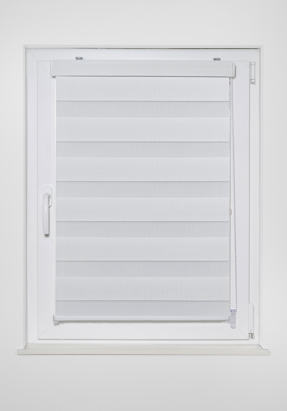 Doppelrollo mit Blende in einem Fensterrahmen, Frontalansicht