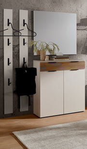 Garderoben-Set mit zwei vertikalen Paneelen mit Haken, einem weißen Schrank mit Holzdetails und einem großen Spiegel, aus der Perspektive von vorne betrachtet.