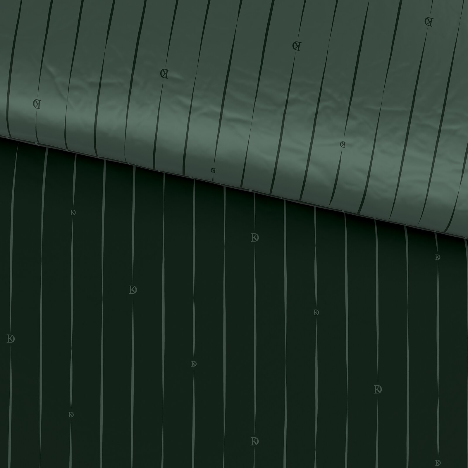 Dunkelgrüne Wendebettwäsche mit dezentem Streifenmuster und eingeprägtem Logo, aus der Vogelperspektive betrachtet.
