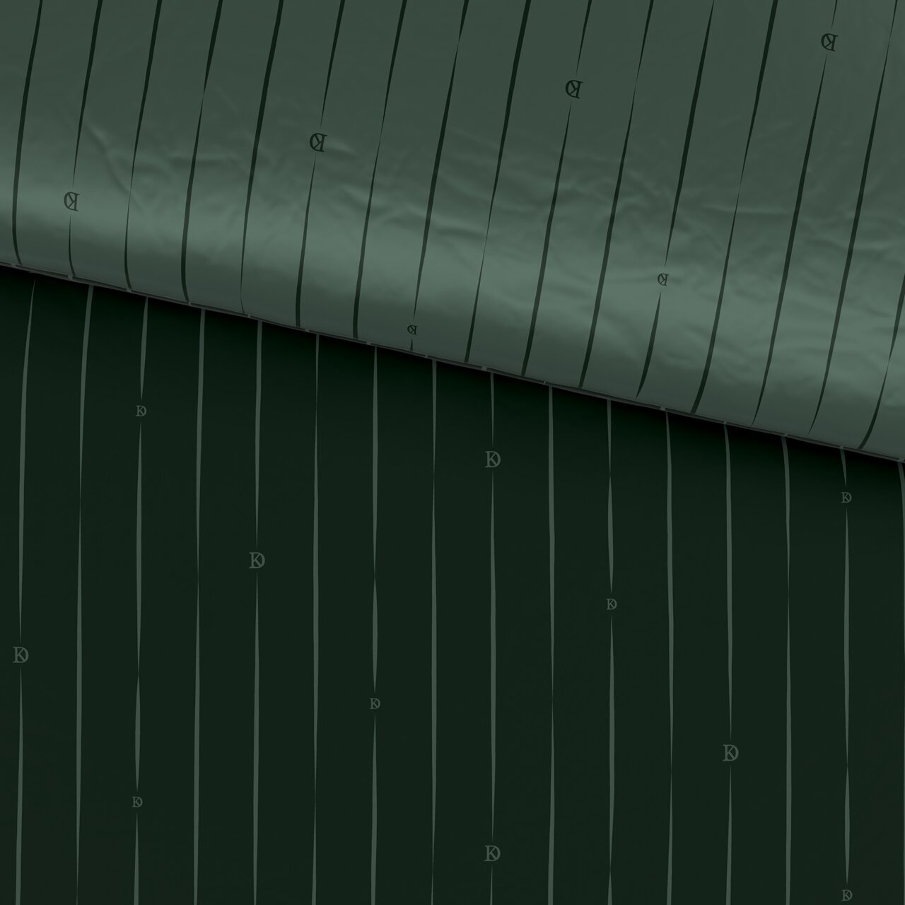 Dunkelgrüne Wendebettwäsche mit dezentem Streifenmuster und eingeprägtem Logo, aus der Vogelperspektive betrachtet.