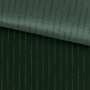 Dunkelgrüne Wendebettwäsche mit dezentem Streifenmuster und eingeprägtem Logo, aus der Vogelperspektive betrachtet.