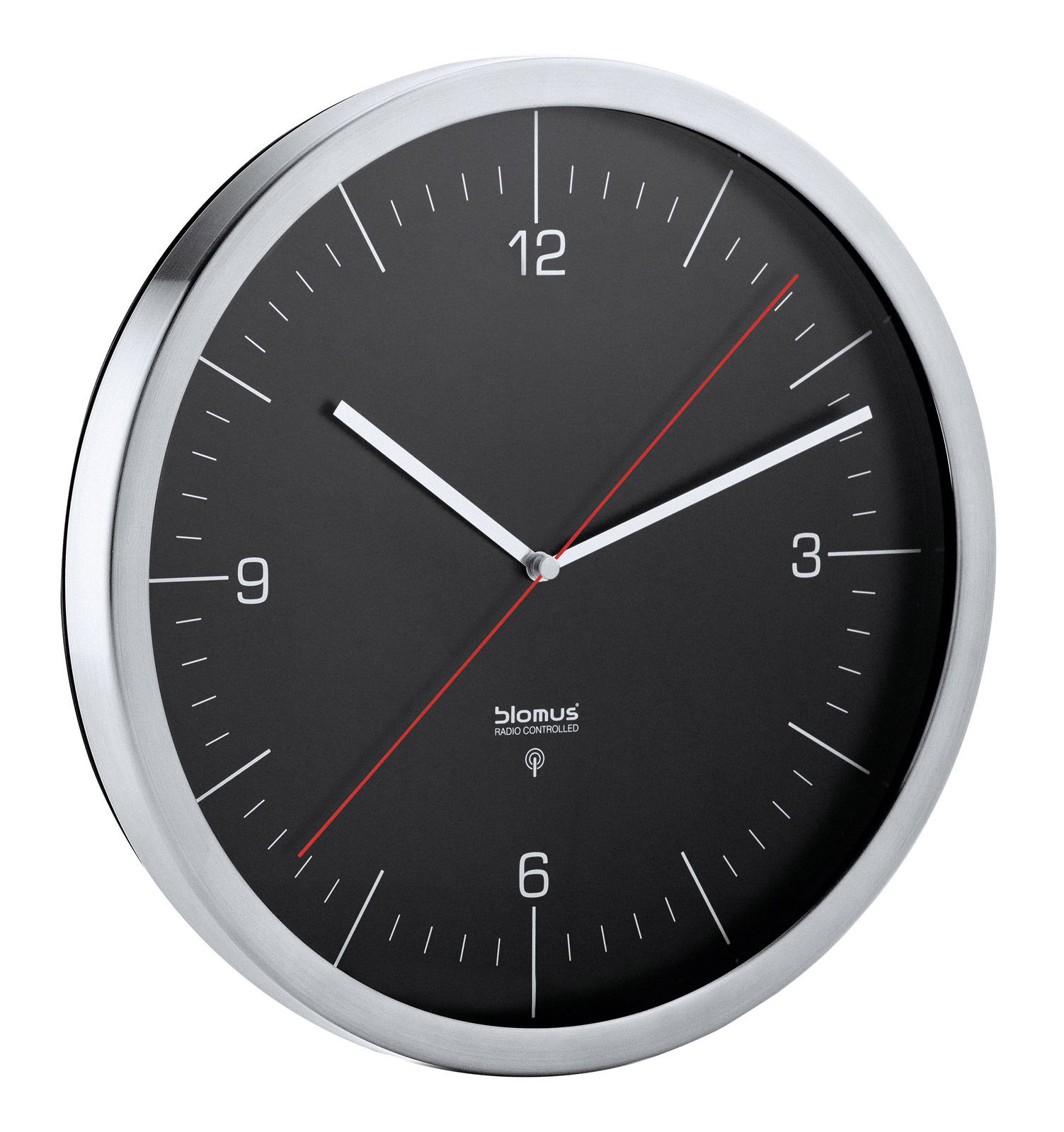 blomus Funkuhr CRONO Funkuhr Crono schwarz mit silbernem Rahmen, schwarze Ziffern auf schwarzem Zifferblatt, rote Sekunde, seitliche Perspektive