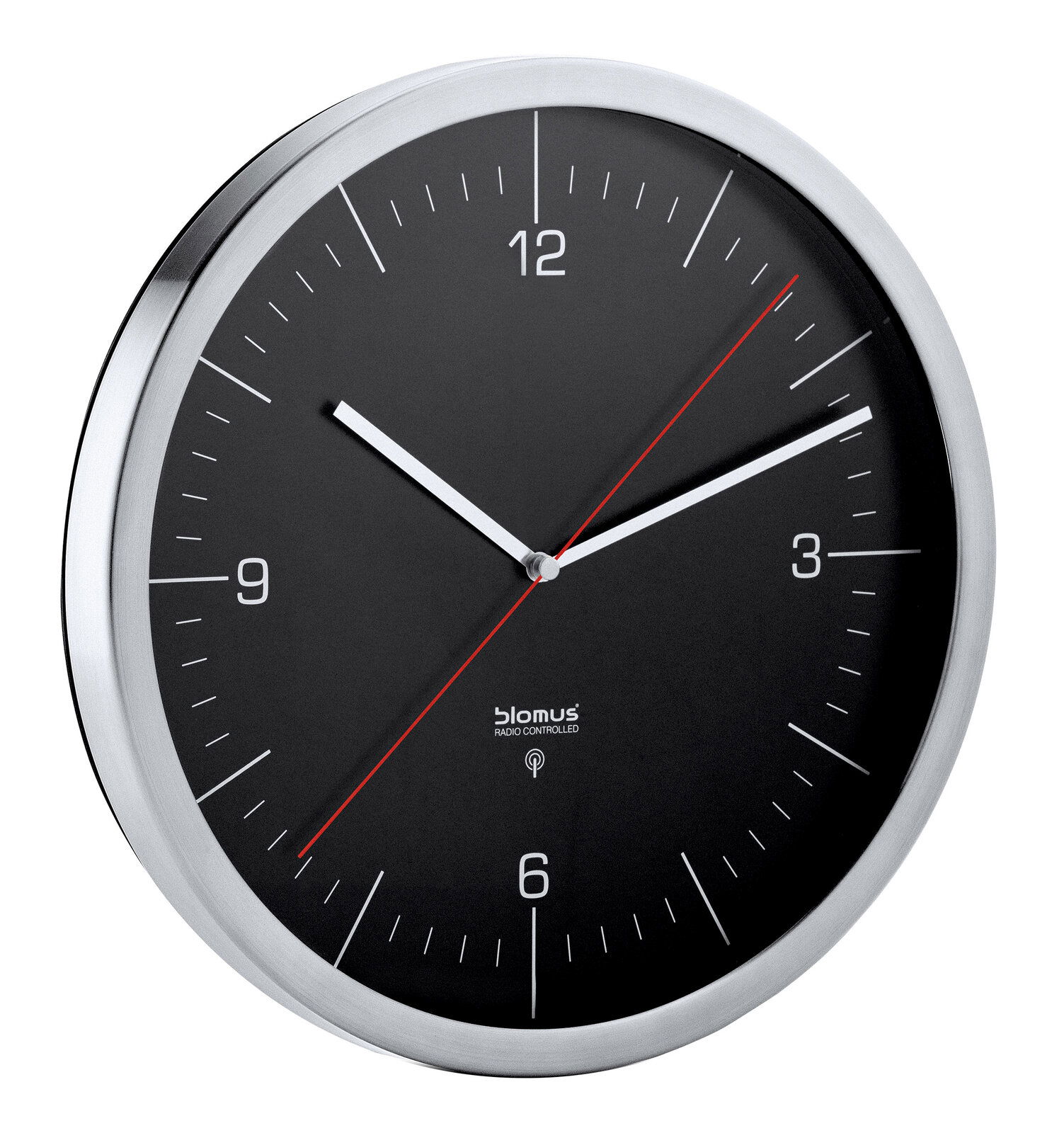 Funkuhr Crono schwarz mit silbernem Rahmen, schwarze Ziffern auf schwarzem Zifferblatt, rote Sekunde, seitliche Perspektive