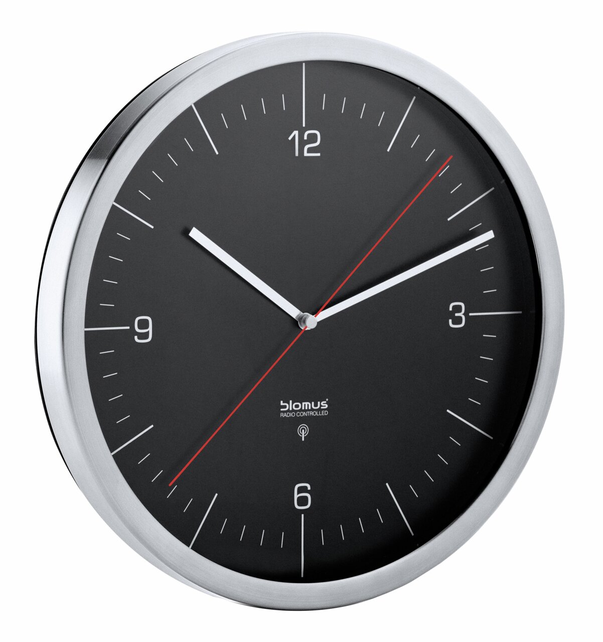 Funkuhr Crono schwarz mit silbernem Rahmen, schwarze Ziffern auf schwarzem Zifferblatt, rote Sekunde, seitliche Perspektive