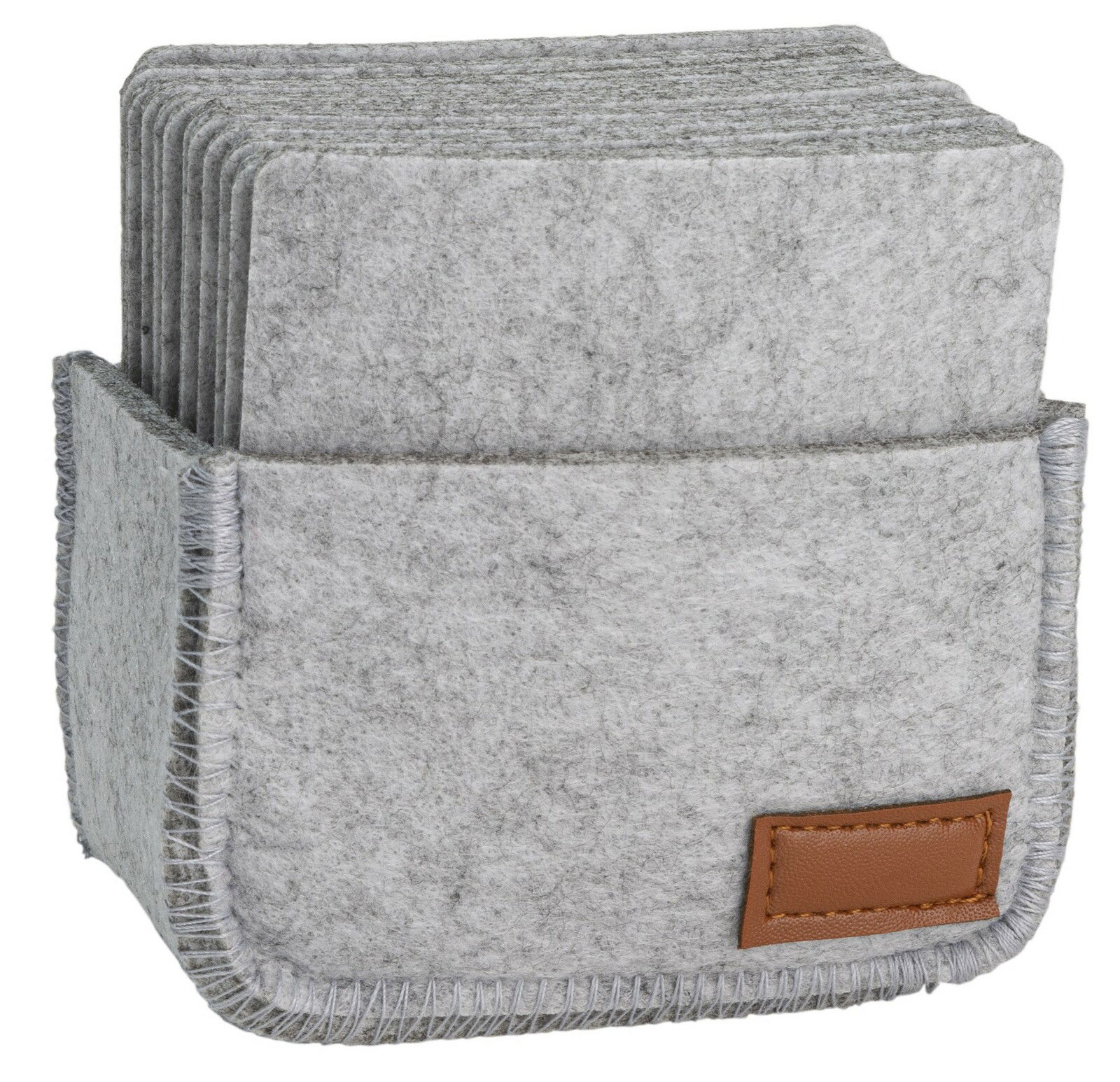 Ein Set aus 12 hellgrauen Filzuntersetzern in einer passenden Filzbox mit braunem Lederetikett, frontal aufgenommen.