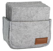 Ein Set aus 12 hellgrauen Filzuntersetzern in einer passenden Filzbox mit braunem Lederetikett, frontal aufgenommen.