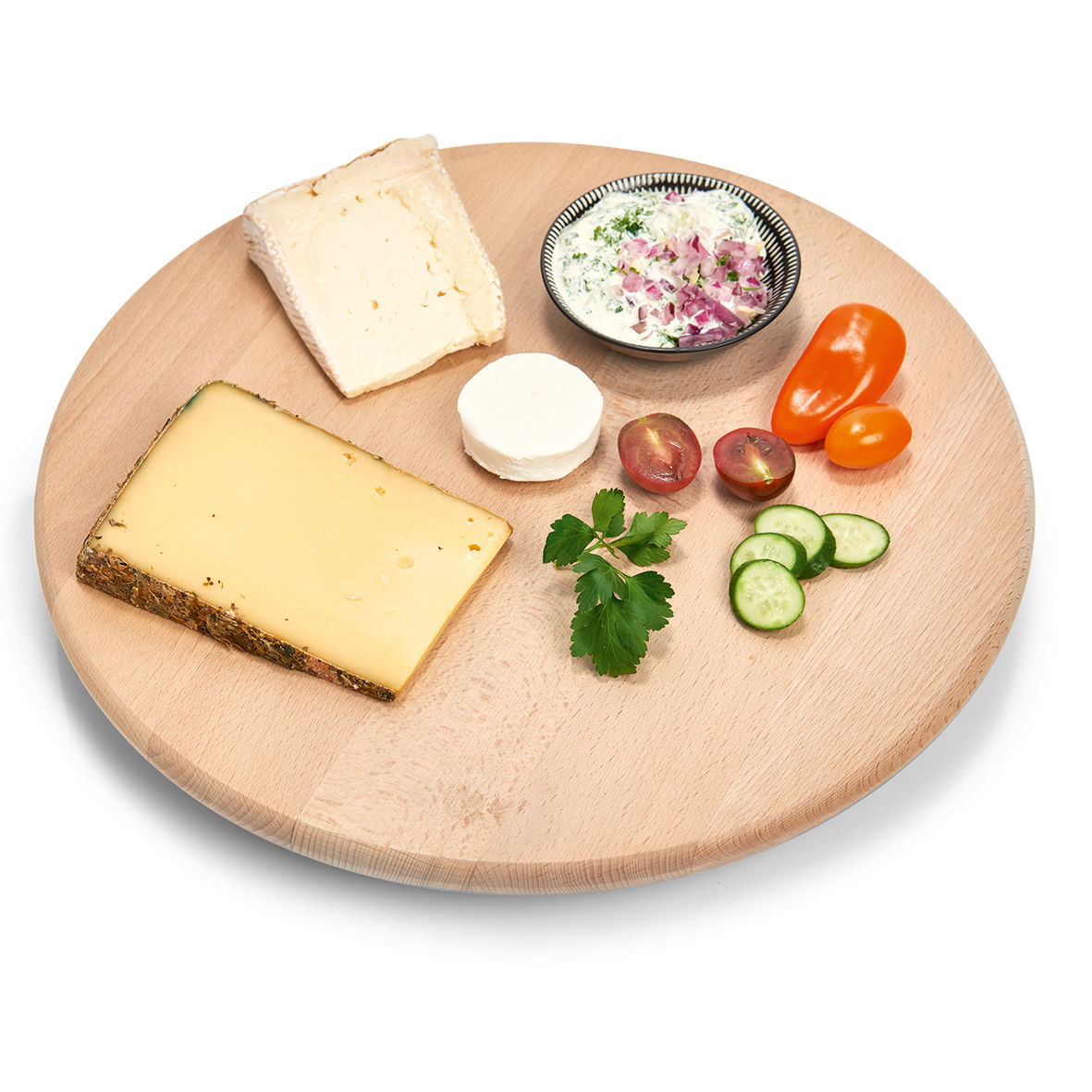 Rundes Drehkabinett aus Holz mit verschiedenen Käsesorten, Gemüse und Dip aus der Vogelperspektive.