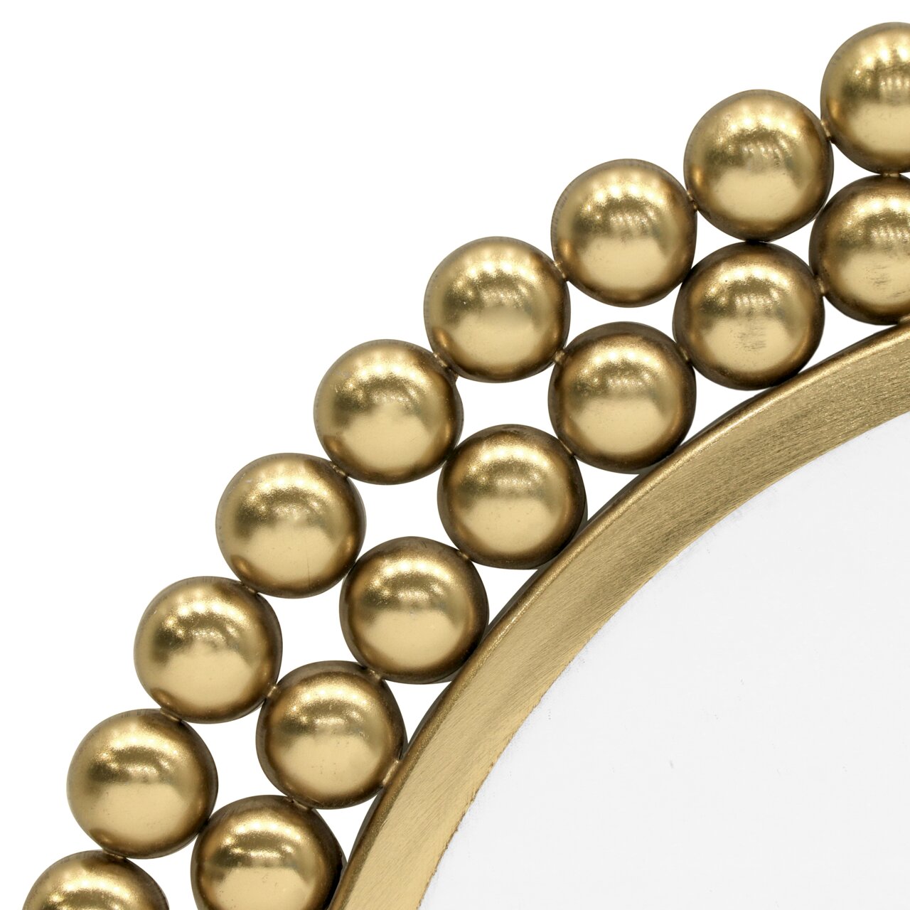 Close-up van een ronde spiegel met een lijst van gouden bolletjes, in perspectief vanaf de zijkant gezien.