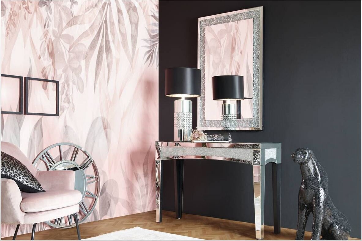 Eleganter Spiegel XORA ATLANTA in einem stilvollen Raum mit schwarzer Wand und dekorativen Elementen, seitliche Perspektive.