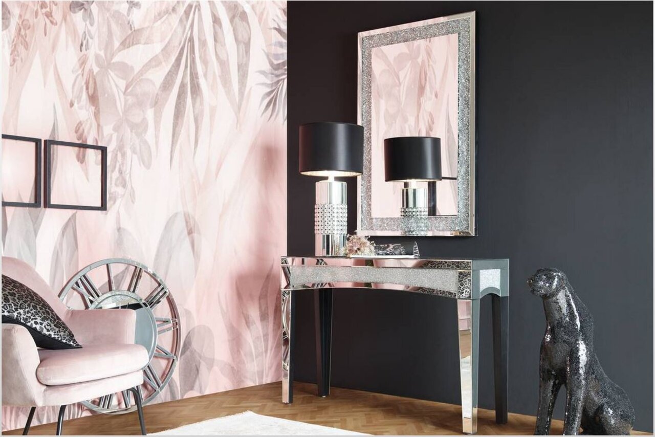 XORA Spiegel ATLANTA De elegante spiegel XORA ATLANTA in een stijlvolle ruimte met een zwarte muur en decoratieve elementen, gezien vanaf de zijkant.