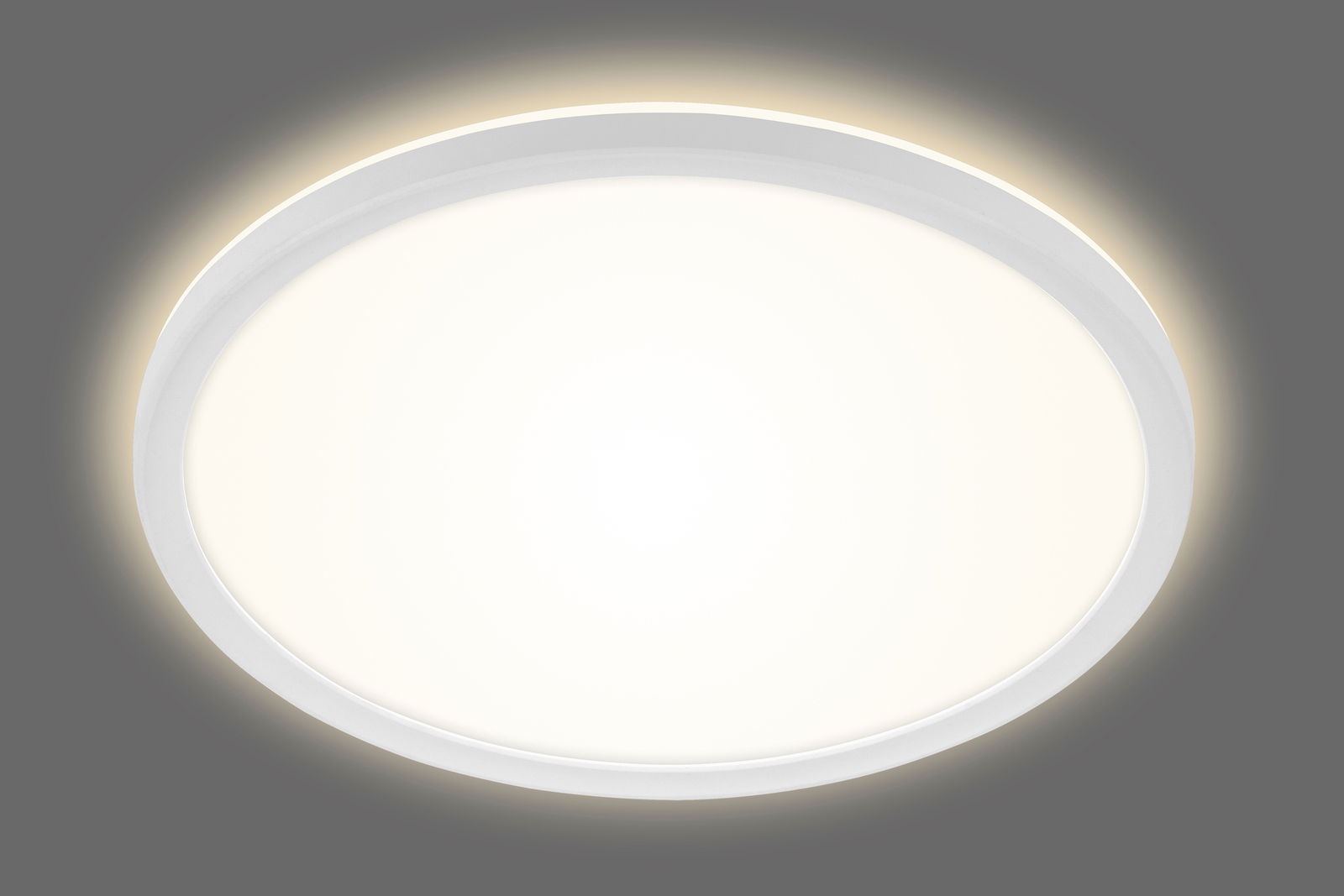 Runde LED-Deckenleuchte Briloner SLIM, Ansicht von unten, leuchtend mit sanftem Lichtschein.