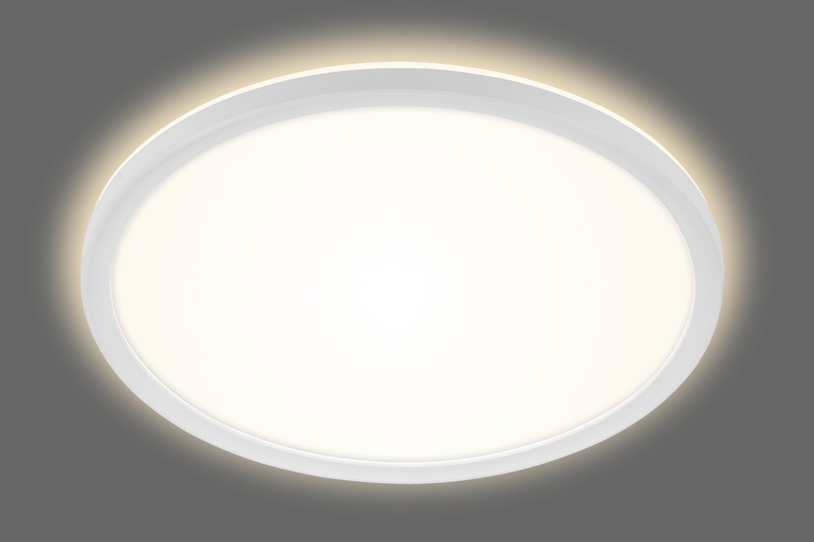 Runde LED-Deckenleuchte Briloner SLIM, Ansicht von unten, leuchtend mit sanftem Lichtschein.