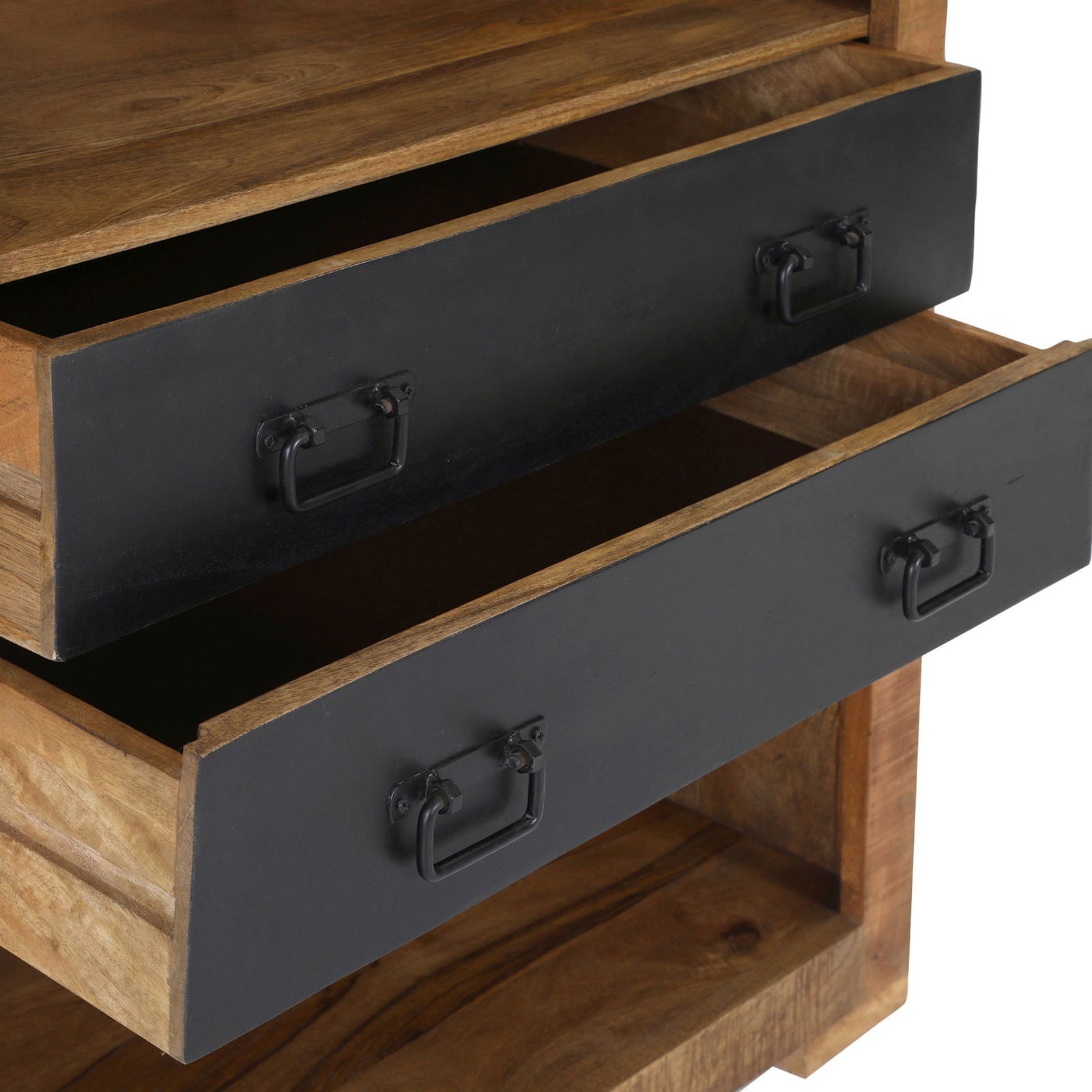 Nahaufnahme von zwei offenen Schubladen eines Regals aus Holz mit schwarzen Fronten und Griffen, seitliche Perspektive.