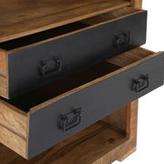 Nahaufnahme von zwei offenen Schubladen eines Regals aus Holz mit schwarzen Fronten und Griffen, seitliche Perspektive.