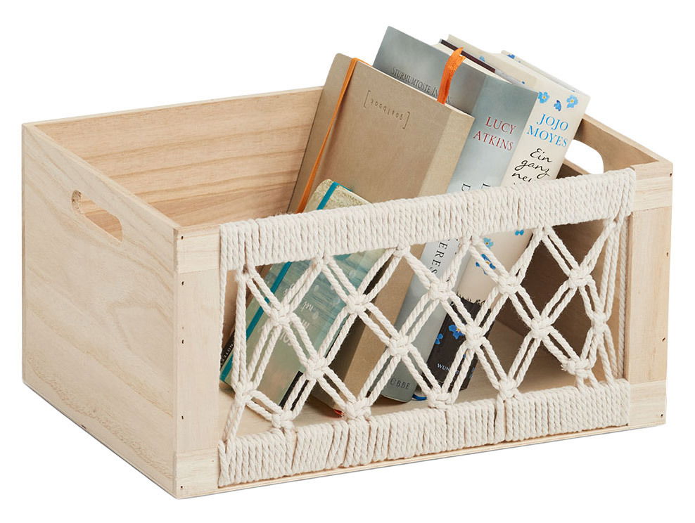 Holz-Aufbewahrungskiste mit seitlichem Makramee-Design, gefüllt mit Büchern, seitliche Perspektive