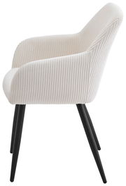 Seitenansicht eines eleganten Armlehnstuhls mit cremefarbenem, geripptem Stoffbezug und schwarzen Metallbeinen.