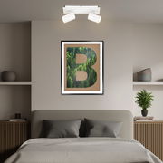 Zweiflammiger LED-Spot in modernem Design, an der Decke über einem stilvoll eingerichteten Schlafzimmer montiert, mit Blick von vorne.