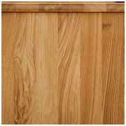 Nahaufnahme der Holzmaserung eines Schreibtischs aus Eichenholz, Perspektive von oben.